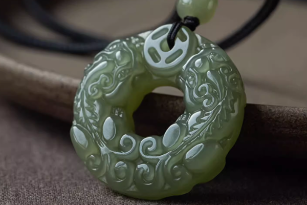 如何区分青玉和青白玉？