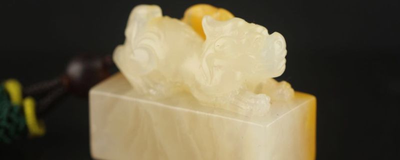 貔貅趴在如意上的寓意