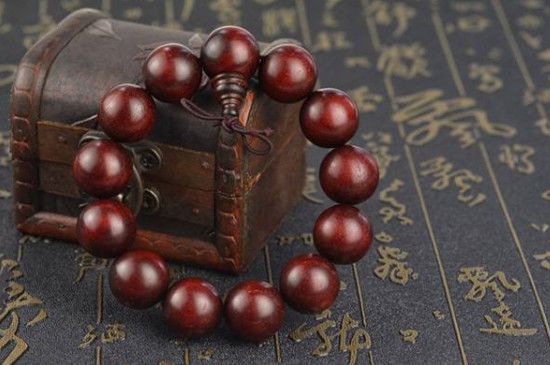 小叶紫檀手串怎么盘玩和保养-第2张-紫檀木-玉仓库