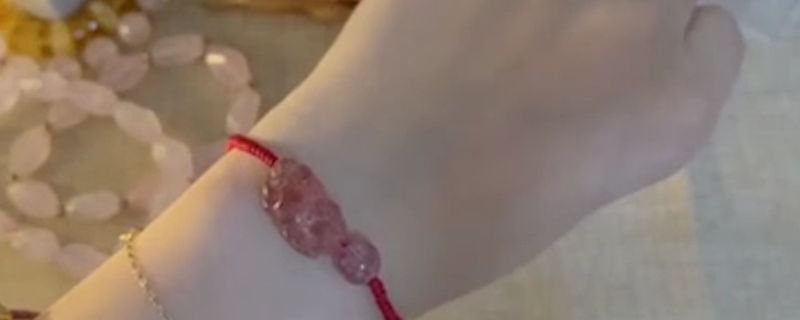 女士带黄金貔貅的寓意_一个貔貅两个金珠的寓意