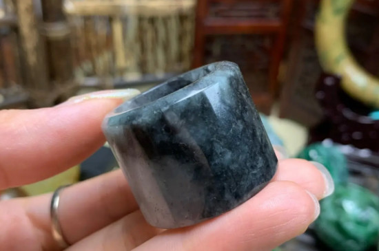 翡翠乌鸡种佩戴禁忌-第2张-翡翠-玉仓库