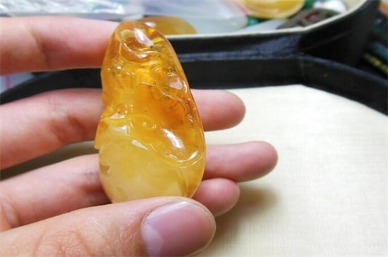 为什么蜜蜡摸着像塑料-第2张-蜜蜡-玉仓库