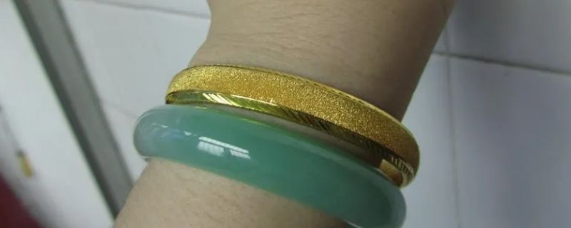 黄金手镯可以和玉手镯戴在一个手上吗