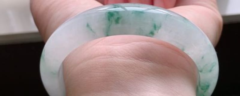 翡翠冰种飘绿花好还是不飘