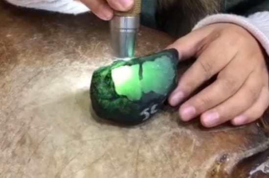 翡翠蓝光灯怎么看真假?-第3张-翡翠-玉仓库