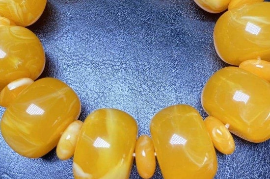 白花蜜蜡和鸡油黄哪个好-第3张-蜜蜡-玉仓库