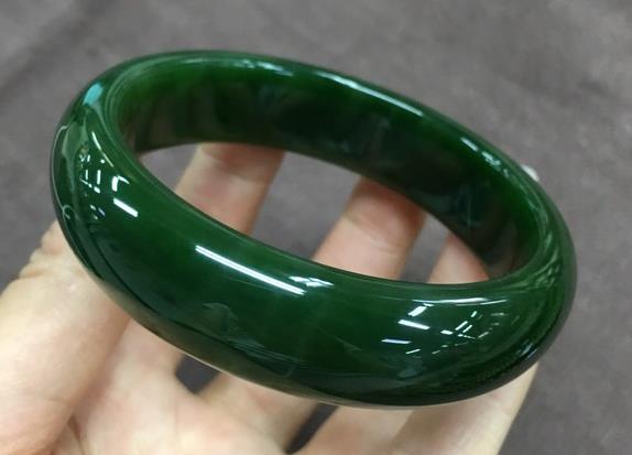 和田玉碧玉有色根好不好_色根是瑕疵吗-第2张-碧玉-玉仓库
