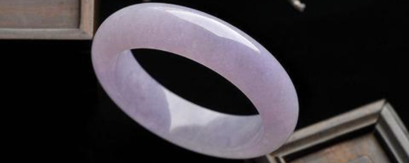 翡翠的镯子有的为什么是偏白色的