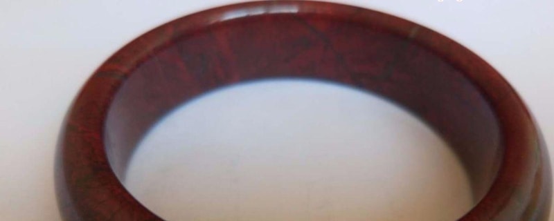 鸡血红手镯是什么玉