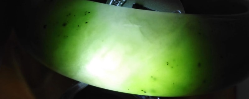 玉镯用紫光灯照可以辨真假吗