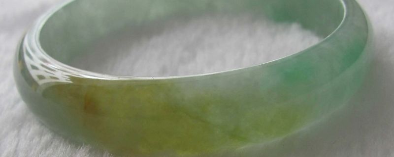 墨绿色的玉镯是好玉吗