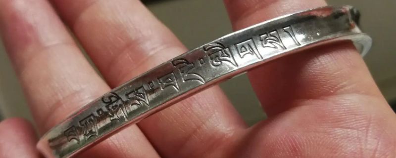 假银镯子都是什么材质做的