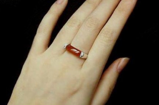 戒指戴中指是什么意思_女生