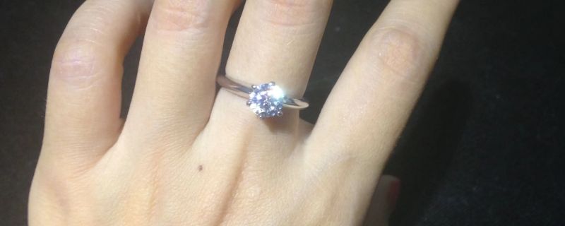 戒指无名指代表什么意思女