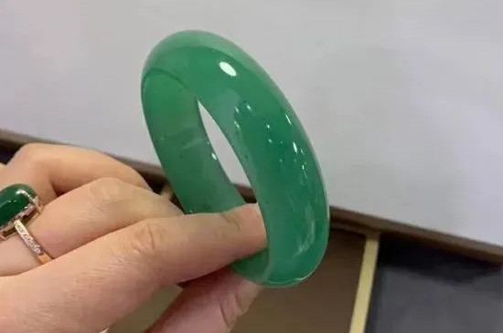独龙玉为什么比翡翠便宜