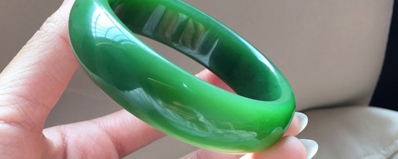 带手镯哪个手合适