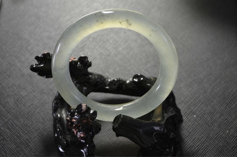 岫岩玉的真假如何辨别？最常见的岫岩玉仿制品有哪些？