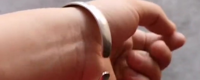 为什么银手镯戴着手腕会变黑