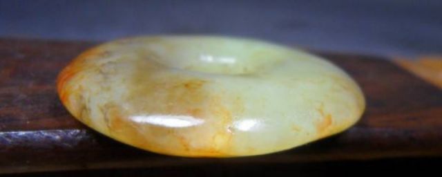 和田玉籽料糖沁(糖沁和田玉是什么材质)