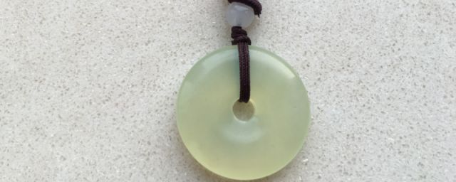 玉石用油养还是用水养(岫玉怎么养护好吗)