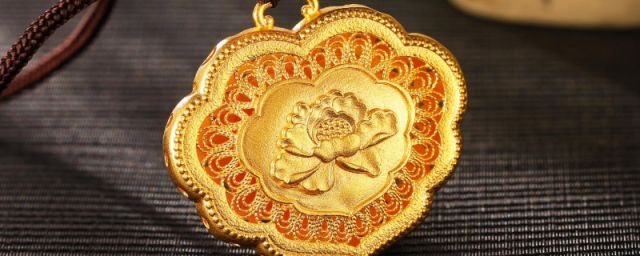 黄金为什么会掉漆(黄金掉漆里面是银色)