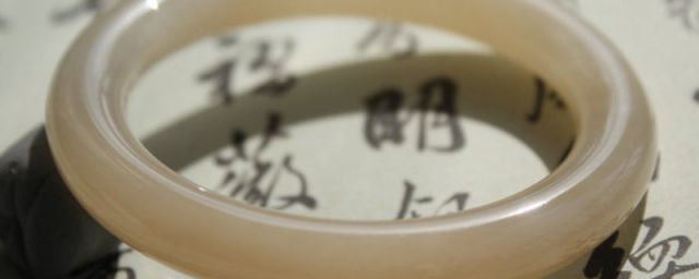 藕粉的玉镯显手黑吗(藕粉玉手镯戴了一段时间,颜色变白)