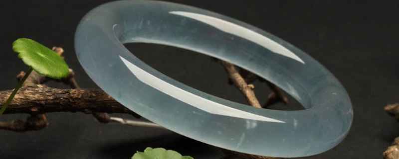 翡翠镯子上的小裂痕如何处理