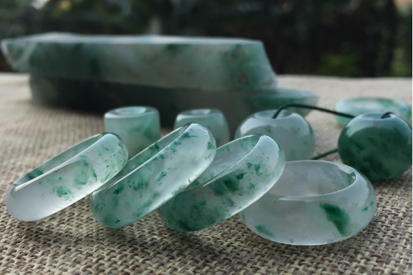 独龙玉与翡翠有何异同？独龙玉与翡翠的区别