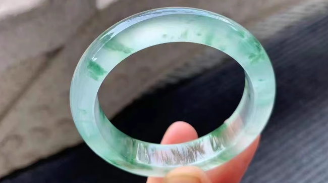 翡翠手镯可以用白茶油保养吗？