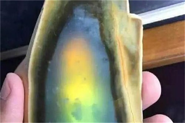 验钞灯能鉴定翡翠吗 什么灯能鉴定翡翠?