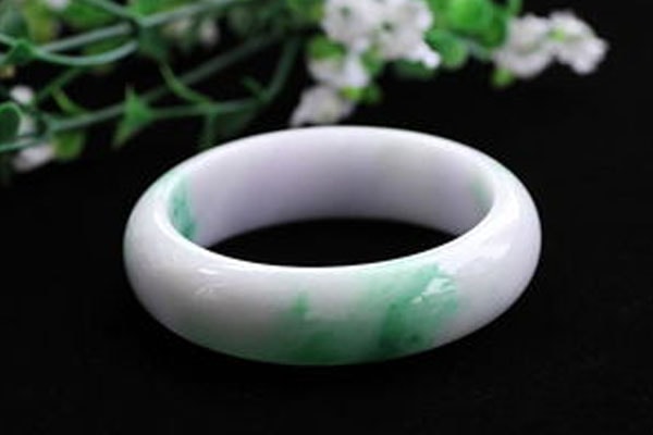 糯种翡翠手镯值钱吗 糯种翡翠有什么特点?
