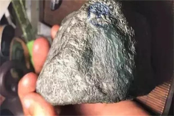 翡翠原石怎么切出来