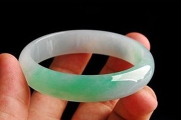用水怎么鉴定翡翠的真假 如何用水鉴定翡翠的真假?