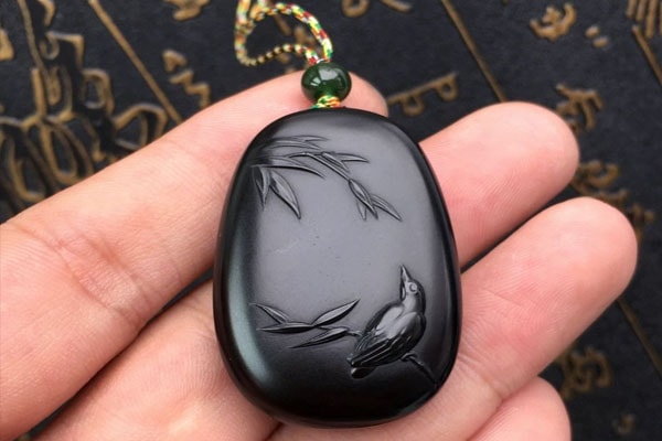 买黑皮的翡翠原石好吗,买黑皮的翡翠原石好吗?