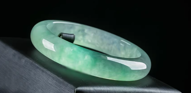 翡翠镯子有裂纹戴久了会修复吗？