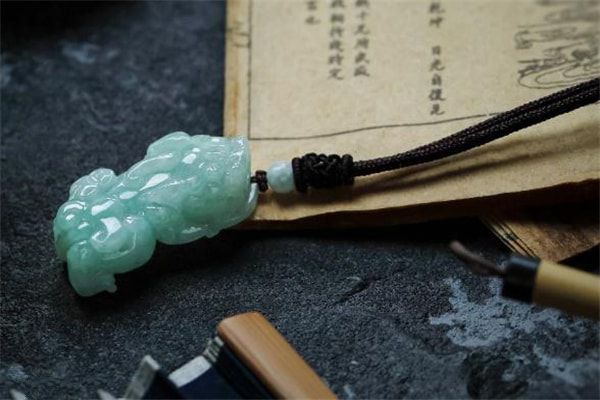 翡翠貔貅吊坠怎么佩戴_佩戴翡翠貔貅吊坠要开光吗
