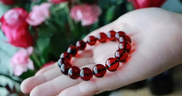 女人戴血珀有什么好处？血珀保养的方法与禁忌