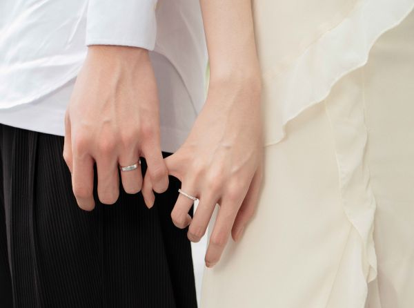 买了订婚戒指，订婚戒指要戴哪个手指呢？