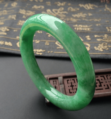缅甸翡翠手镯应该怎么选购？ 缅甸翡翠手镯鉴别都有哪些方法？-第2张-翡翠-玉仓库