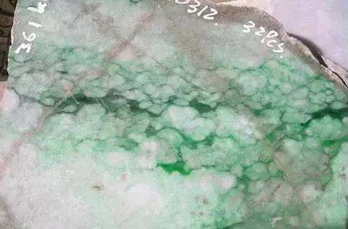 臭名昭著的翡翠狗屎地是怎么回事，有什么价值？