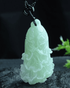 翡翠白菜饰品有什么讲究，翡翠白菜适合什么人佩戴？