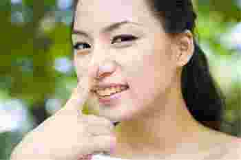 女手指突然长痣寓意_女人右手有痣图解大全