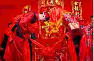 为什么本命年要穿红色（本命年到来，民间都有哪些习俗）-第3张-民俗文化-玉仓库