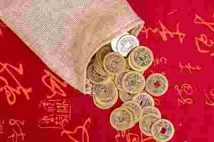 五帝钱挂在入户门左边还是右边？家里放五帝钱的危害